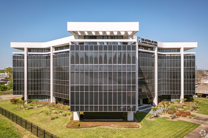 6100 Corporate Dr, Houston, TX à vendre - Photo du bâtiment - Image 2 de 18