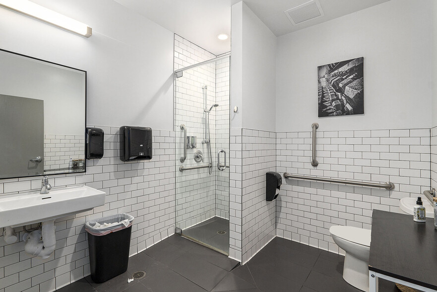 221 W County Line Rd, Littleton, CO for lease - Interior Photo - Image 3 of 27