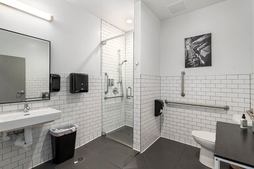 221 W County Line Rd, Littleton, CO à louer - Photo intérieure - Image 3 de 27