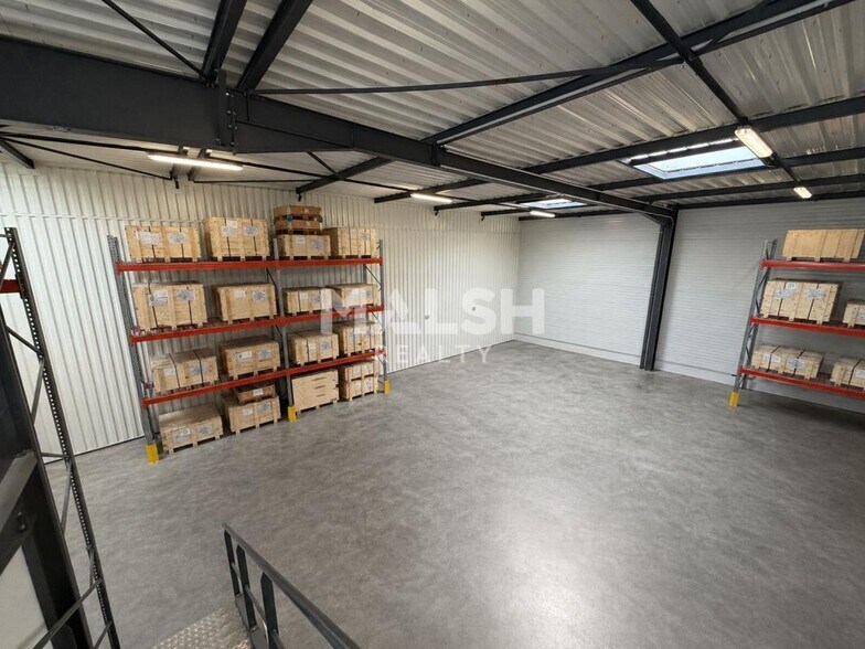 Flex in Chasse-sur-Rhône for lease - Interior Photo - Image 1 of 6