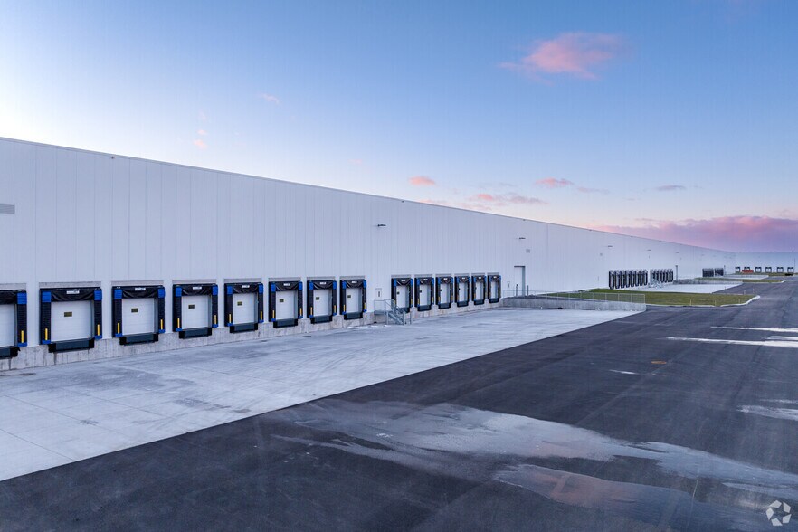 1075 Boul Bd Gérard-Cadieux, Salaberry-de-valleyfield, QC à louer - Photo du bâtiment - Image 2 de 6