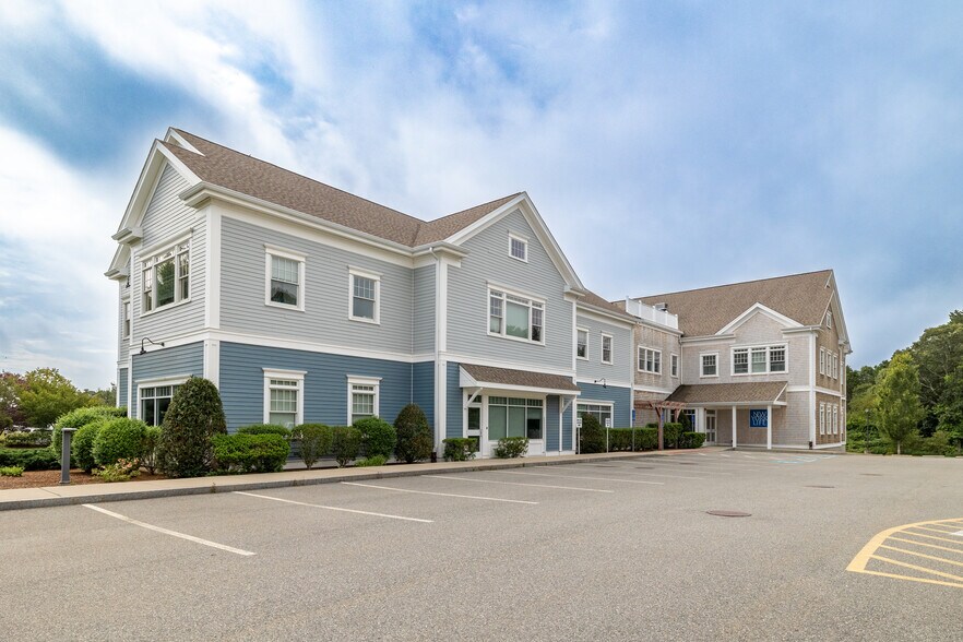 1555 Iyannough Rd, Hyannis, MA à louer - Photo du bâtiment - Image 1 de 21