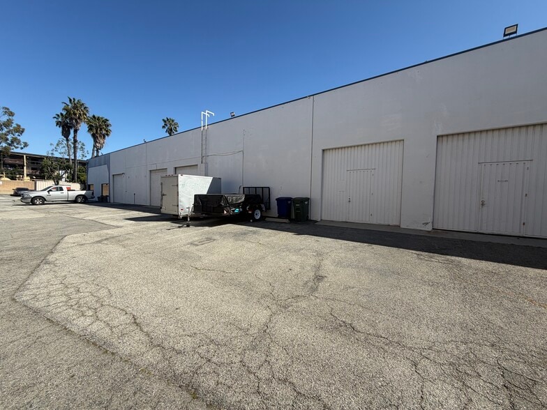 1961-1977 Freeman Ave, Signal Hill, CA for lease - Building Photo - Image 3 of 9