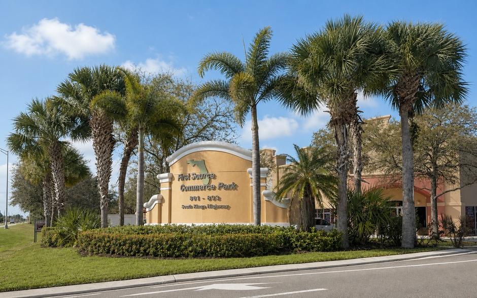 801-893 Kings Hwy, Fort Pierce, FL à vendre - Photo du bâtiment - Image 2 de 5