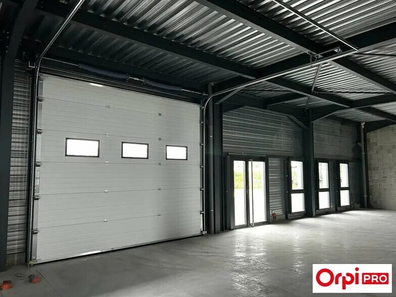 Flex in Bourgoin-Jallieu for lease - Building Photo - Image 3 of 8