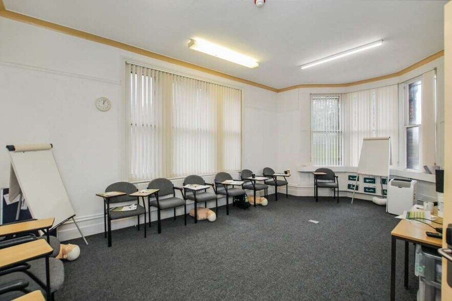 38 St. Pauls St, Crewe à vendre - Photo du bâtiment - Image 3 de 10