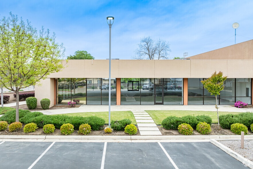 700 E Mineral King Ave, Visalia, CA à louer - Photo du bâtiment - Image 2 de 8