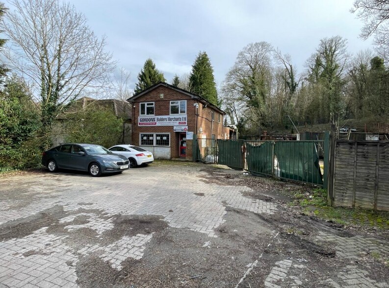 64 Holmer Green Rd, Hazlemere à vendre - Photo du bâtiment - Image 1 de 4