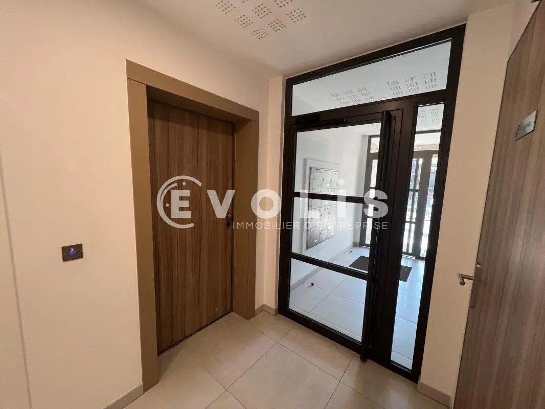 Office in Saint-Maur-des-Fossés for lease Lobby- Image 1 of 9