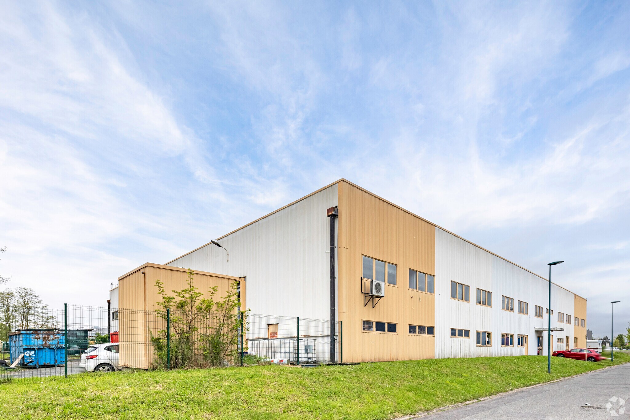 12 Rue André Ampére, Saint-Ouen-l'Aumône for lease Primary Photo- Image 1 of 11