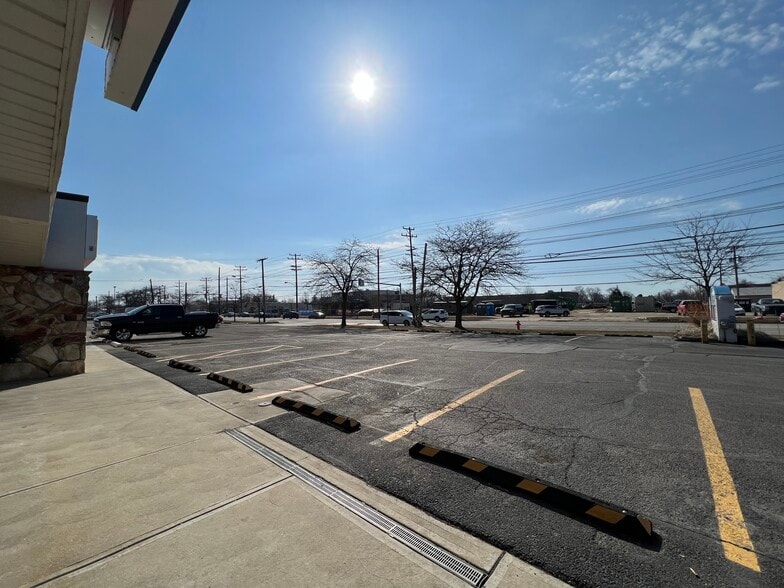5867-5873 Mayfield Rd, Mayfield Heights, OH for lease - Building Photo - Image 2 of 7