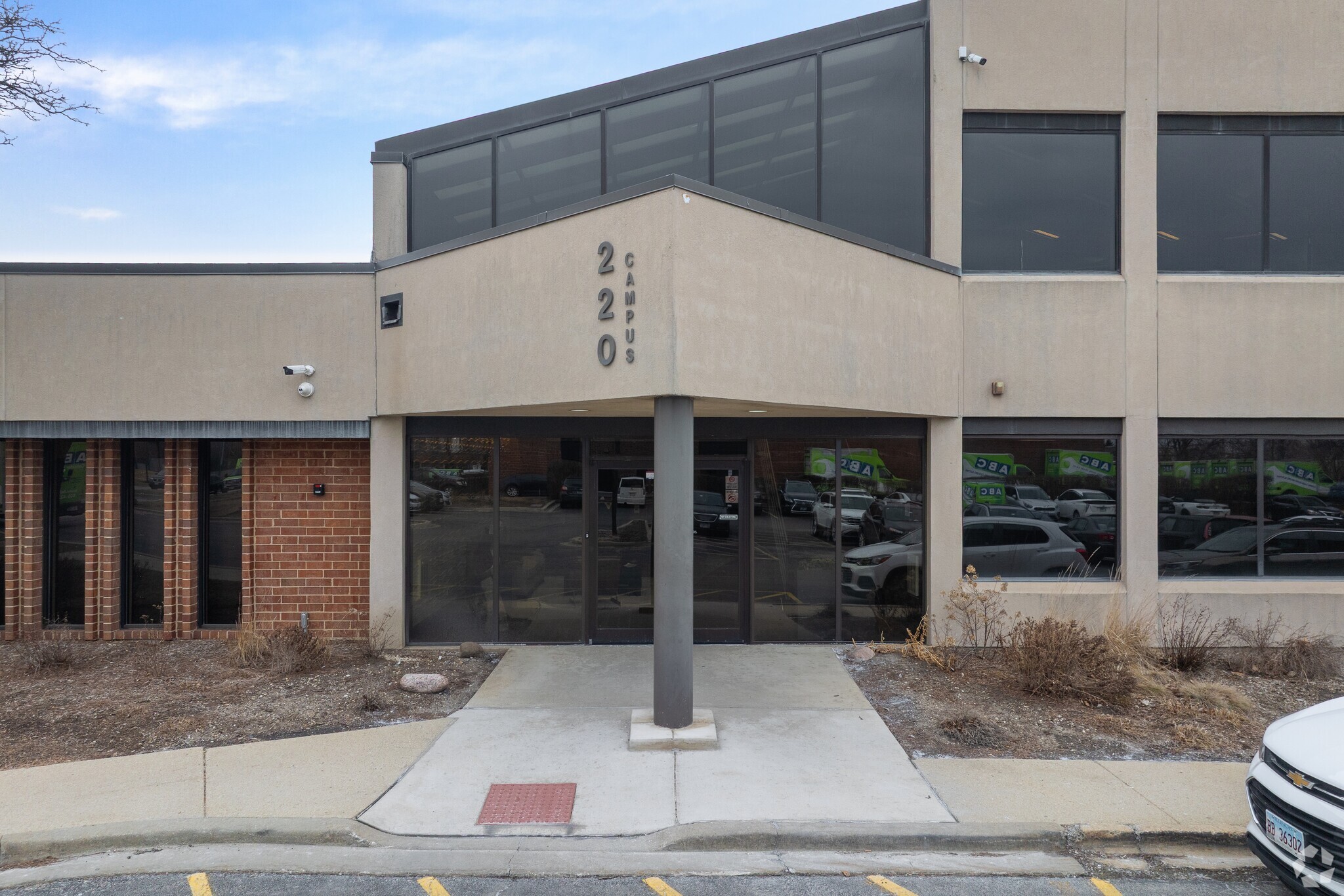 220 W Campus Dr, Arlington Heights, IL for lease Building Photo- Image 1 of 14