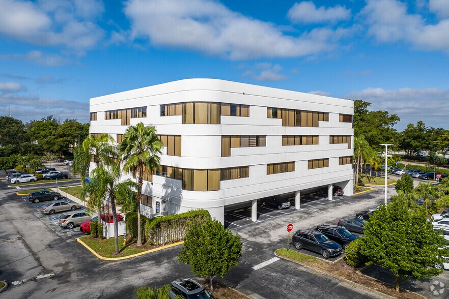 9050 Pines Blvd, Pembroke Pines, FL à louer - Photo du bâtiment - Image 3 de 36