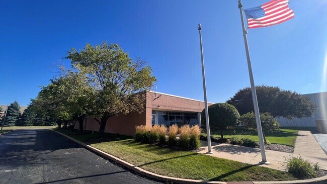 Plus de détails pour 3813 Illinois Ave, St Charles, IL - Bureau à vendre