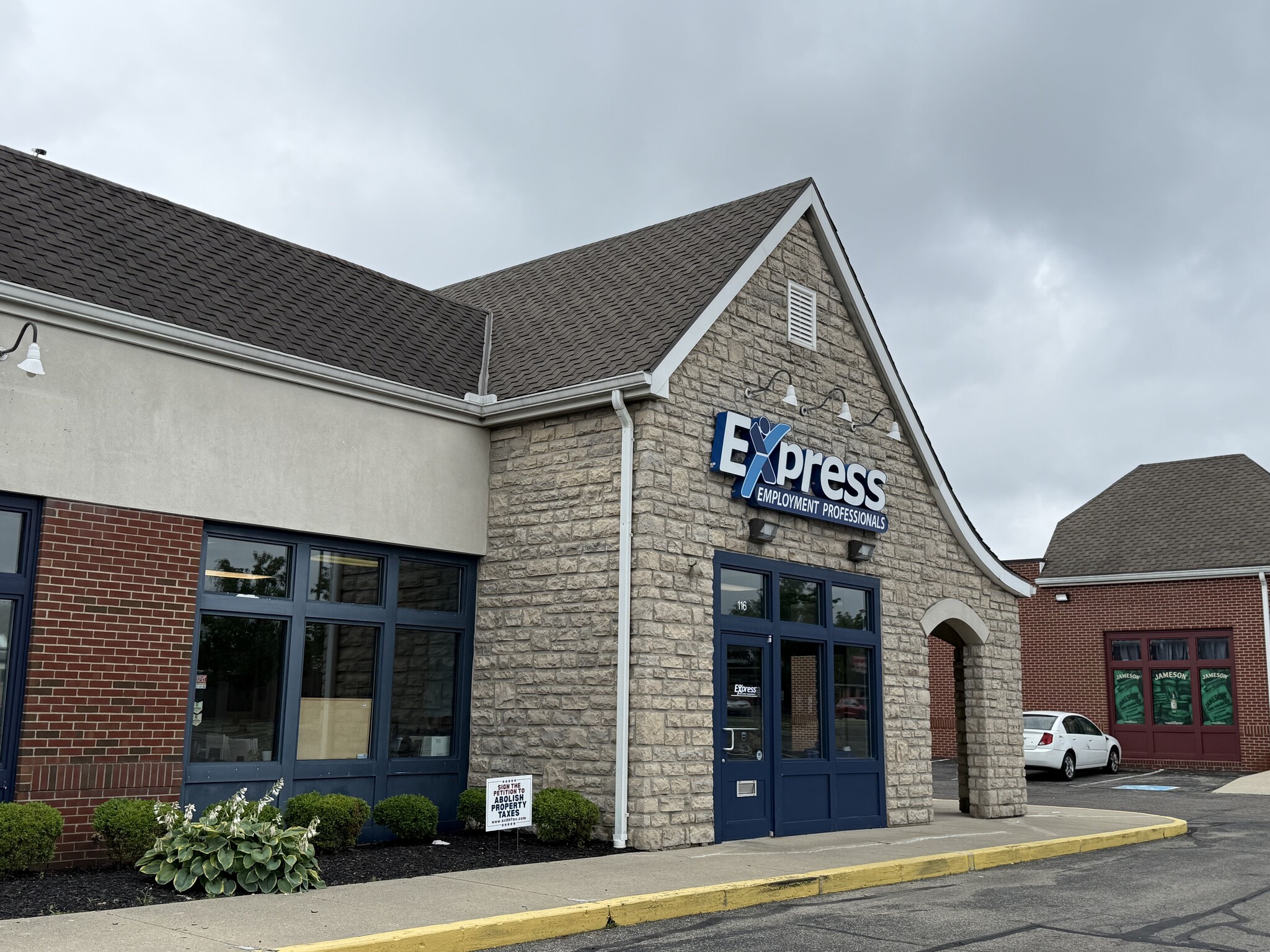 2200 N Limestone St, Springfield, OH for lease Interior Photo- Image 1 of 3