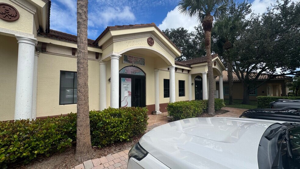 1401 SE Goldtree Dr, Port Saint Lucie, FL à vendre - Photo du bâtiment - Image 2 de 8