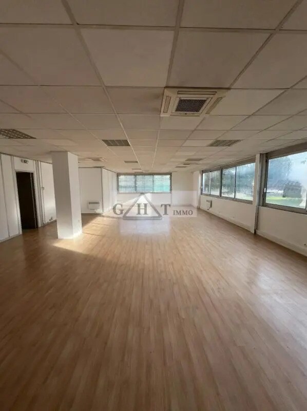 Office in Les Ulis for lease Building Photo- Image 1 of 2