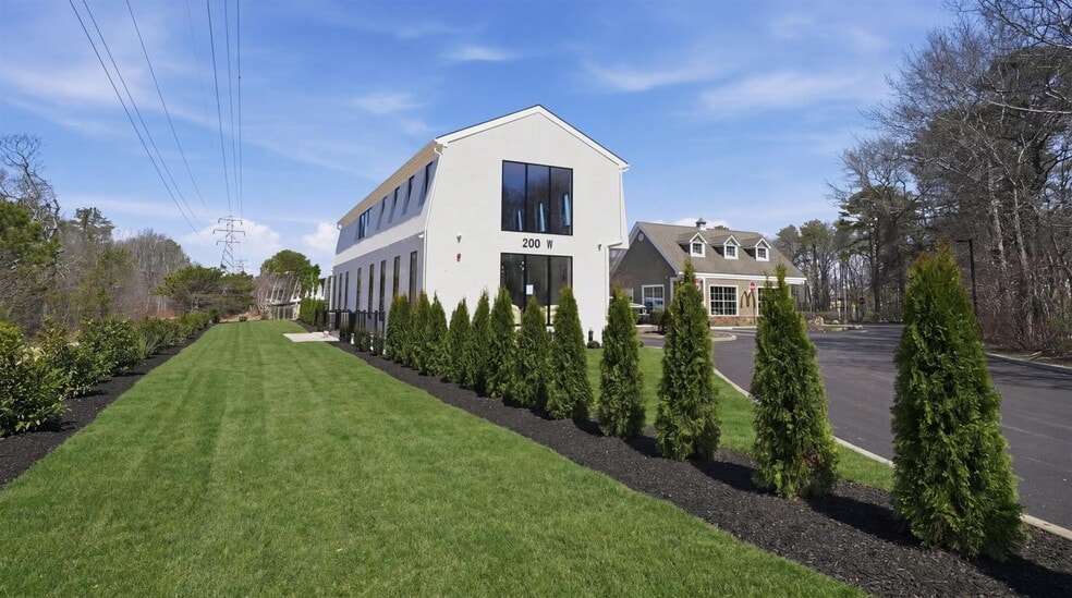 200 W Montauk Hwy, Hampton Bays, NY for lease - Building Photo - Image 2 of 38