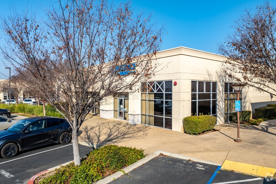 South Valley Centre portfolio of 5 properties for sale on LoopNet.ca - Primary Photo - Image 2 of 5