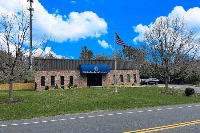 Plus de détails pour 17 Berkshire Rd, Newtown, CT - Bureau à vendre