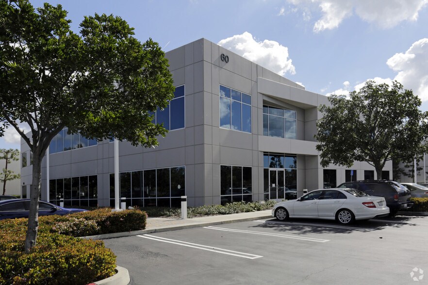 60 Bunsen, Irvine, CA à louer - Photo du bâtiment - Image 3 de 17