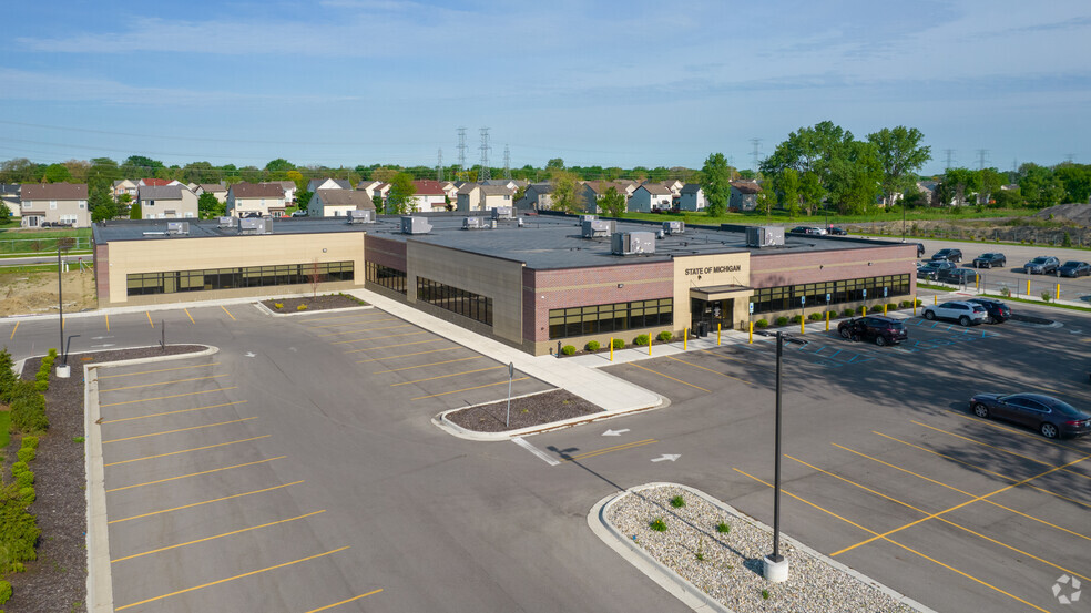 13041 10 Mile Rd, Warren, MI for lease - Building Photo - Image 3 of 5