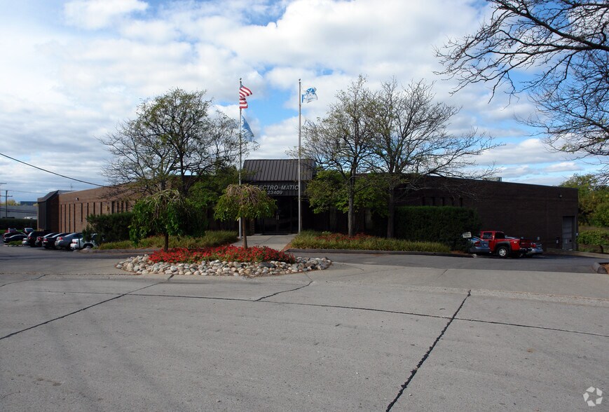 23409 Industrial Park Ct, Farmington Hills, MI for lease - Primary Photo - Image 1 of 5