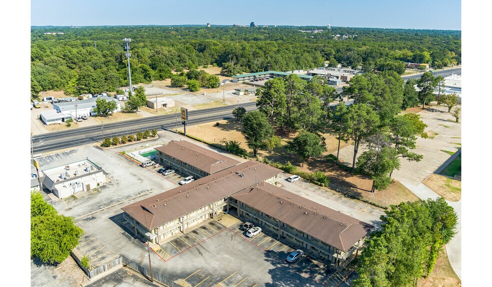 3236 W Gentry Pkwy, Tyler, TX à vendre - Photo du bâtiment - Image 3 de 6