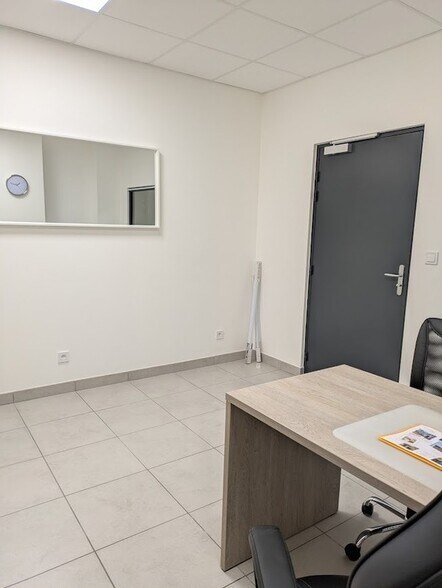 Retail in Bourgoin-Jallieu for lease - Building Photo - Image 1 of 8