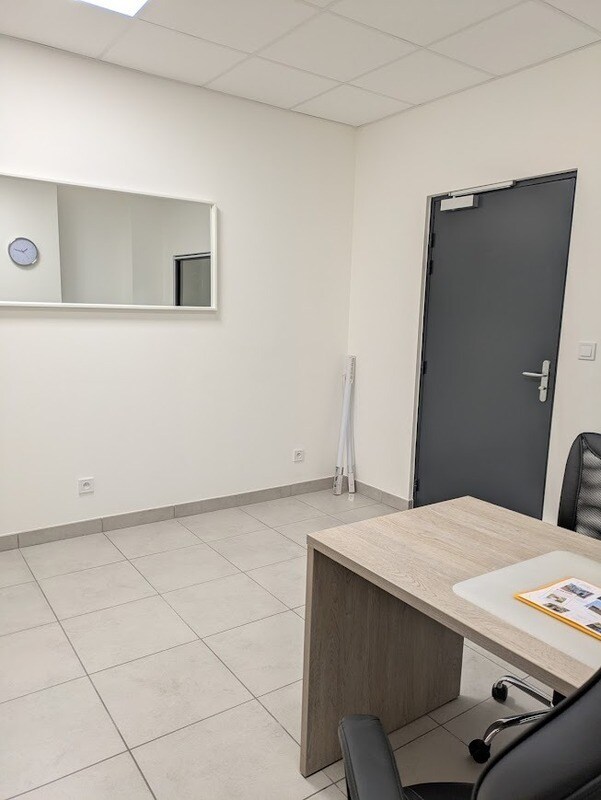 Retail in Bourgoin-Jallieu for lease Building Photo- Image 1 of 9