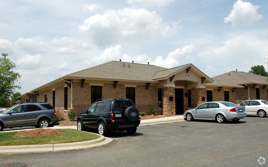 1230 Mann Dr, Matthews, NC à vendre - Photo du bâtiment - Image 2 de 4