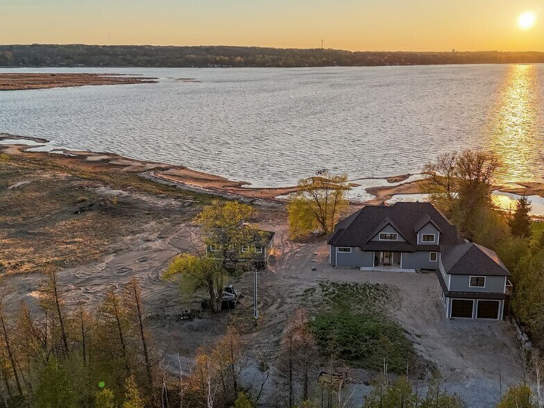 Admiral Resort & Development portefeuille de 3 propriétés à vendre sur LoopNet.ca - Aérien - Image 2 de 13