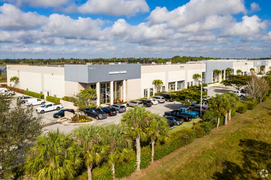 9353 Laredo Ave, Fort Myers, FL for lease - Building Photo - Image 1 of 8