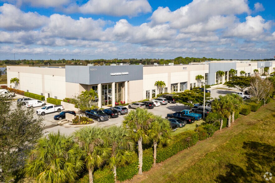 9353 Laredo Ave, Fort Myers, FL à louer - Photo principale - Image 1 de 8