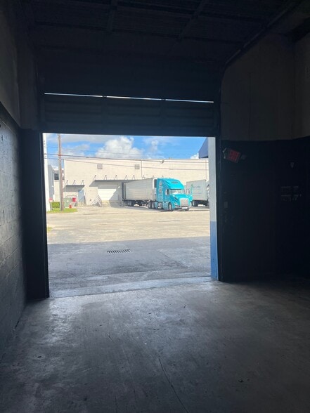7250 NW 41st St, Miami, FL à louer - Photo du bâtiment - Image 3 de 7