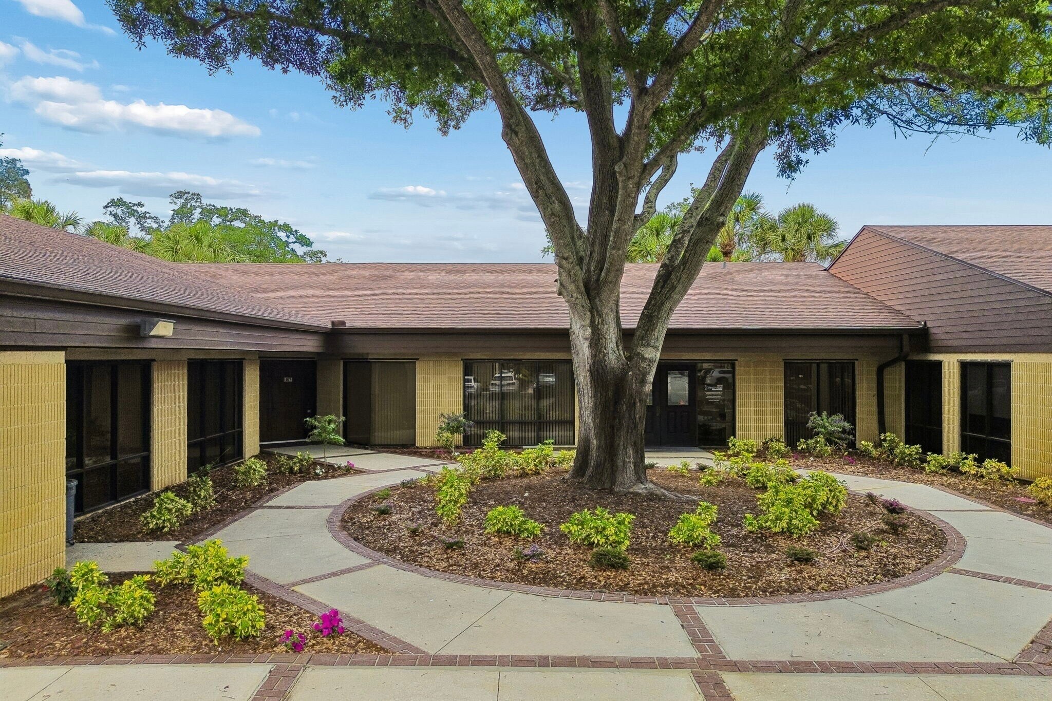 611 Druid Rd E, Clearwater, FL à vendre Photo du bâtiment- Image 1 de 29
