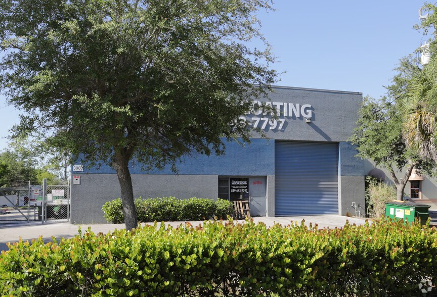 3960 Domestic Ave, Naples, FL à vendre - Photo du bâtiment - Image 2 de 7