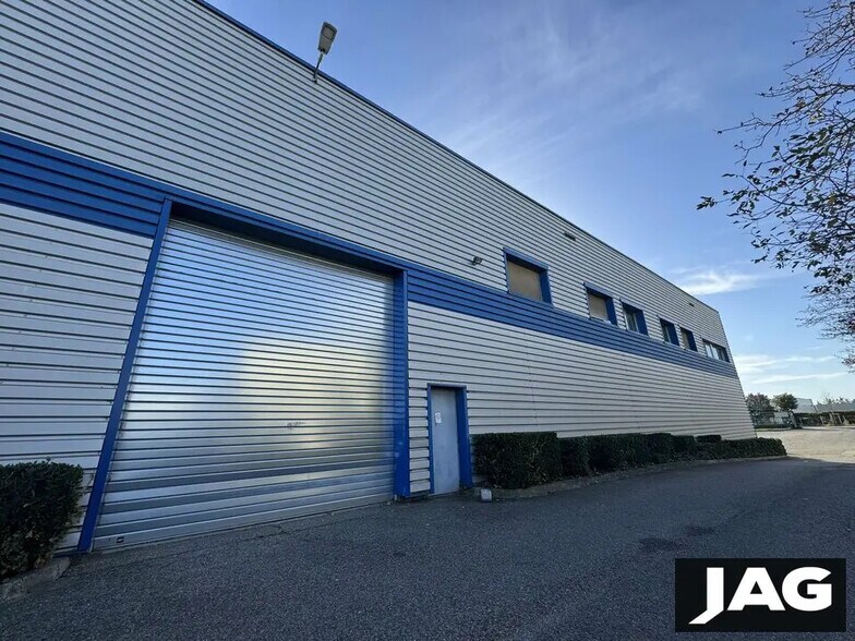 Flex in Chassieu for lease - Building Photo - Image 2 of 8