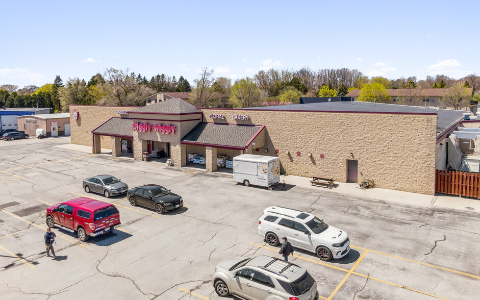 714 S Wisconsin Dr, Howards Grove, WI for sale - Building Photo - Image 1 of 1