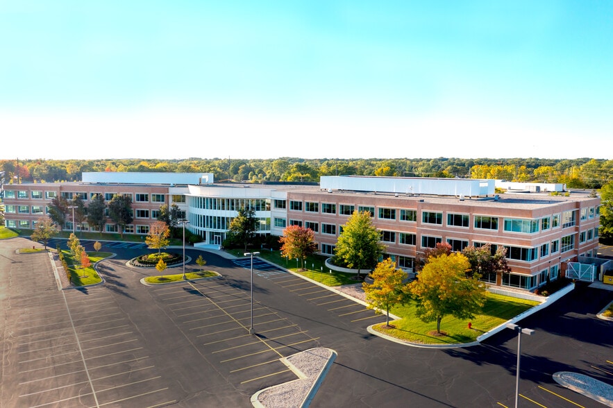 27500 Drake Rd, Farmington Hills, MI à louer - Photo du bâtiment - Image 3 de 22