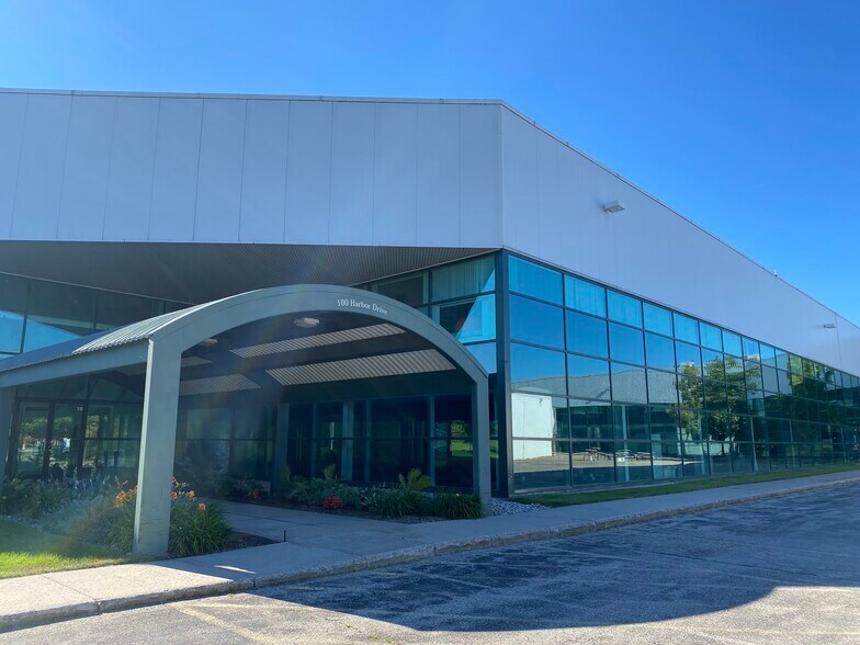 100 Harbor Dr, Charlevoix, MI à louer - Photo du bâtiment - Image 2 de 44