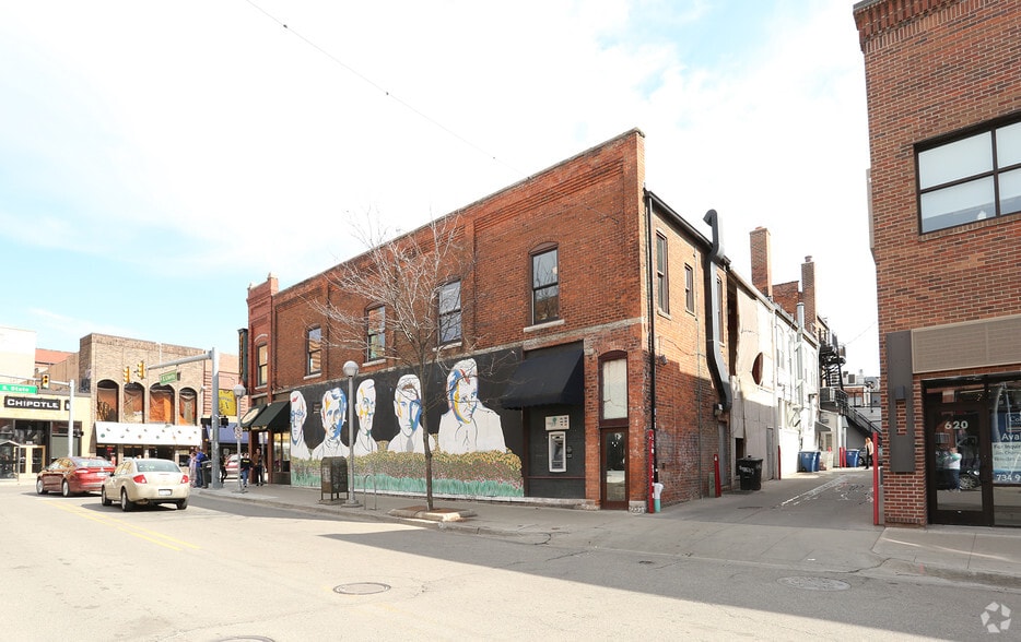 302 S State St, Ann Arbor, MI à louer - Photo du bâtiment - Image 3 de 9