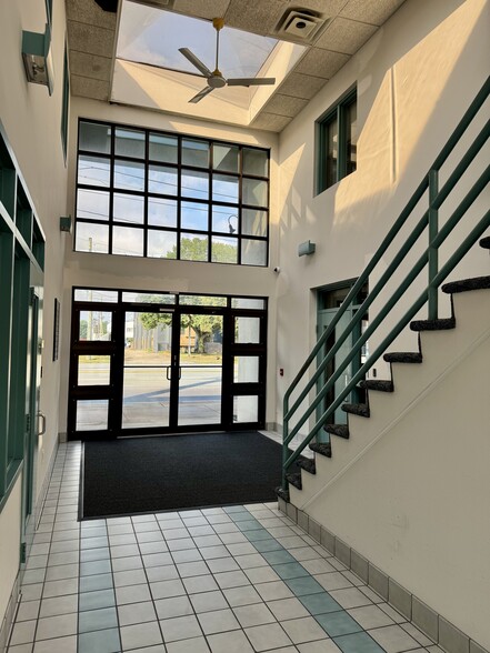 303 Market St, Kingston, PA for lease - Lobby - Image 3 of 4