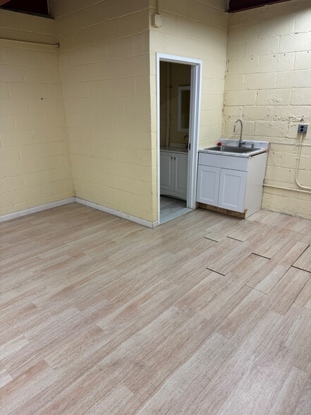 720 E 136th St, Bronx, NY for sale - Interior Photo - Image 3 of 5