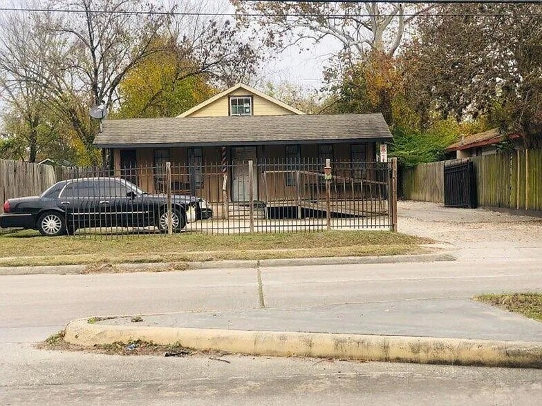 6516 W Montgomery Rd, Houston, TX à louer - Photo du bâtiment - Image 2 de 8