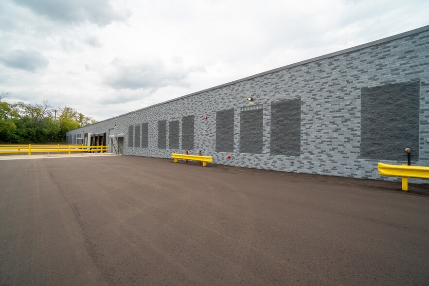 5400 N Teutonia Ave, Milwaukee, WI for lease - Building Photo - Image 3 of 9