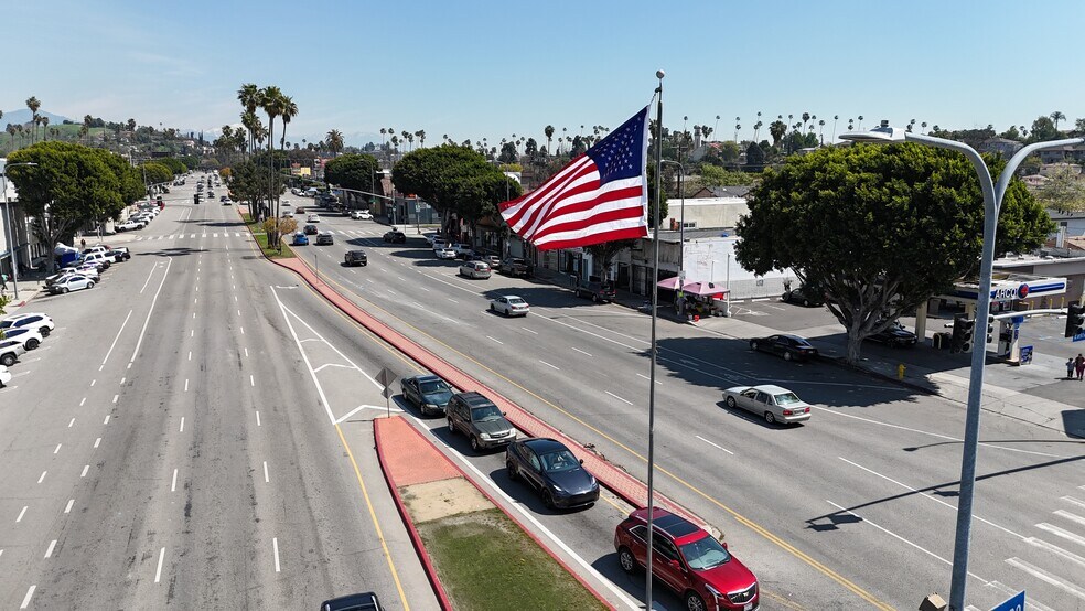 4888 Huntington Dr, Los Angeles, CA à louer - Photo du bâtiment - Image 3 de 7