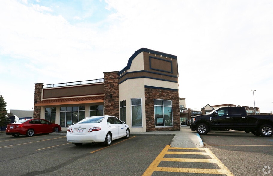3215 49 Ave, Red Deer, AB à louer - Photo du bâtiment - Image 3 de 12