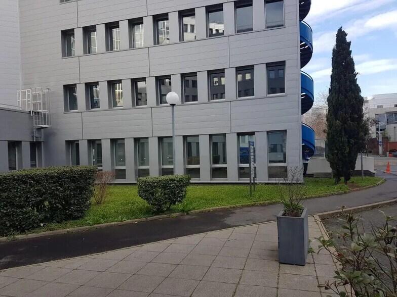 Office in Colombes for lease - Building Photo - Image 2 of 21