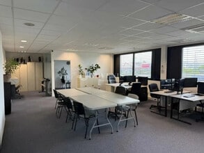 Office in Vaulx-en-Velin for lease Interior Photo- Image 2 of 19